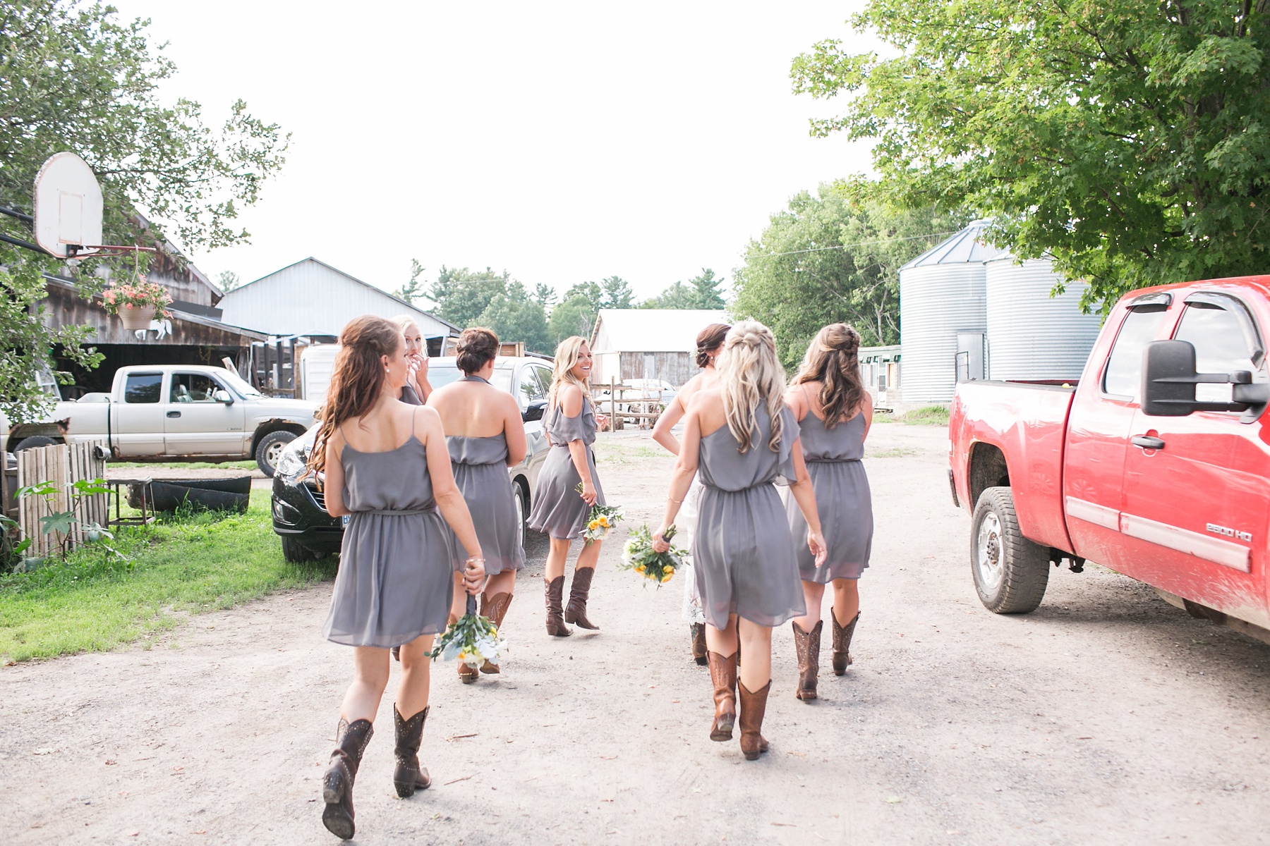 Ottawa Backyard Farm Wedding - www.lauraclarkephotos.com